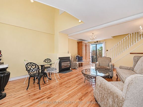 3rd image of 311 Wellesley St E