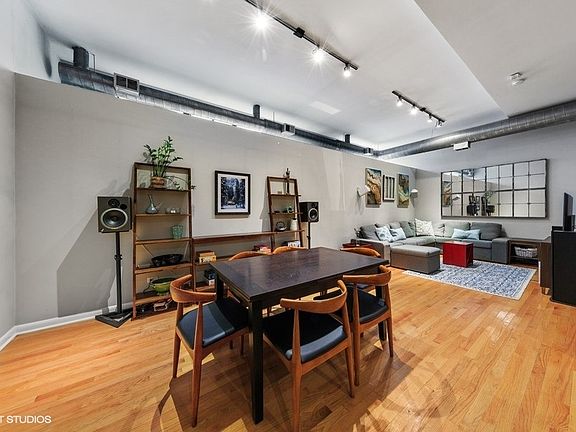 3rd image of 1137 N Wood St APT 1B