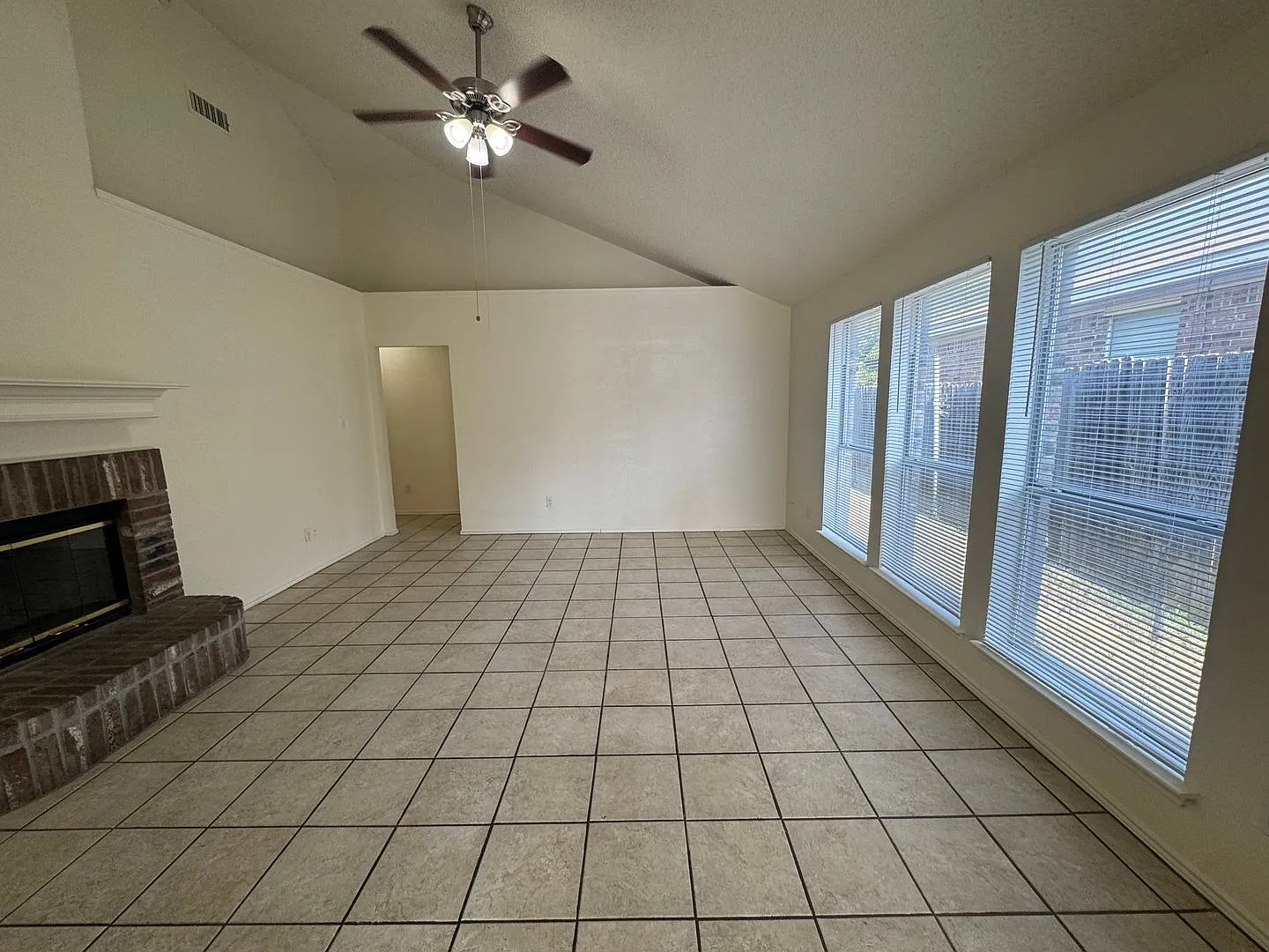Cute Single Story 3 Bedroom in Keller ISD — Photo 4
