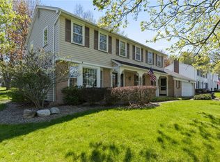 10 Whitecliff Dr, Pittsford, NY 14534