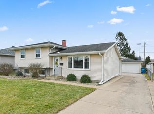 925 W Pine Pl, Griffith, IN 46319