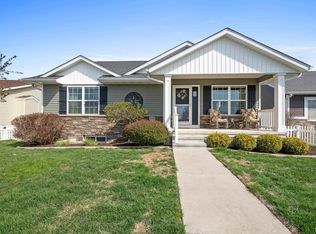 1556 Parkview Ln, Davenport, IA 52807