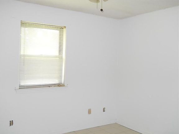 2nd image of 142 E Oakland St