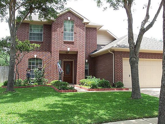 Wonderful curb appeal. Pride of ownership throughout.