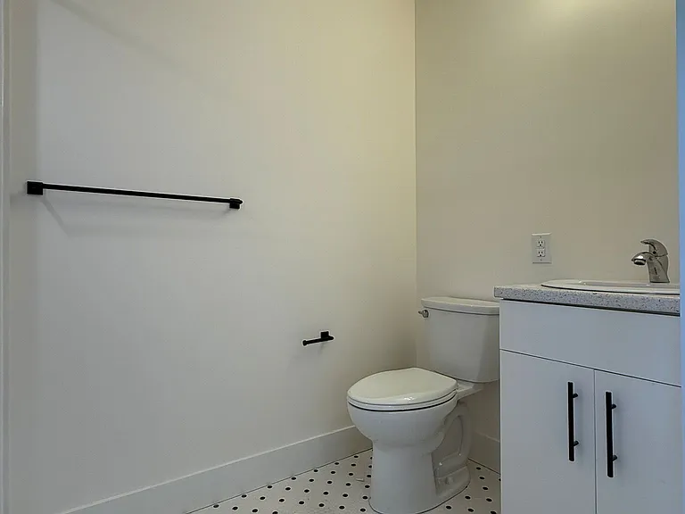 604 Queen St S #202 — Photo 7