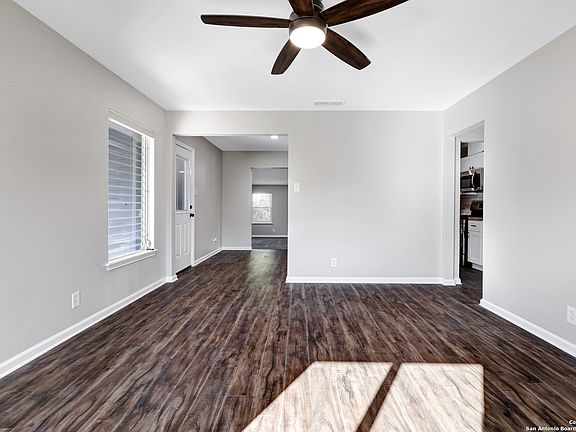 5th image of 211 Chesswood Dr