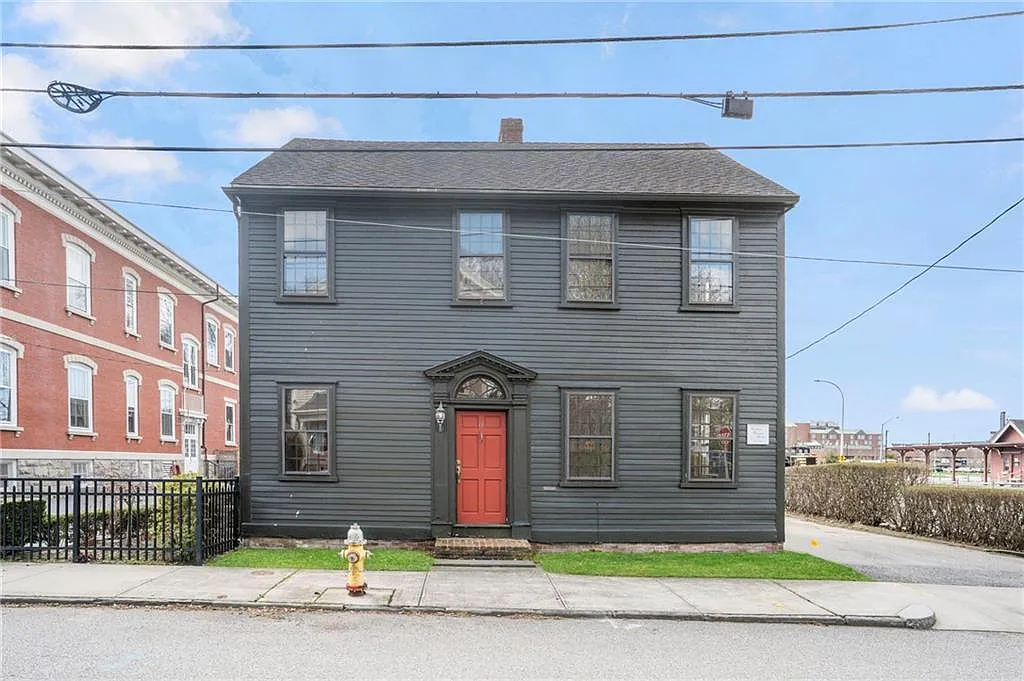 3 bed, 1.5 bath, 1974 sqft, $3,200 — Photo 2