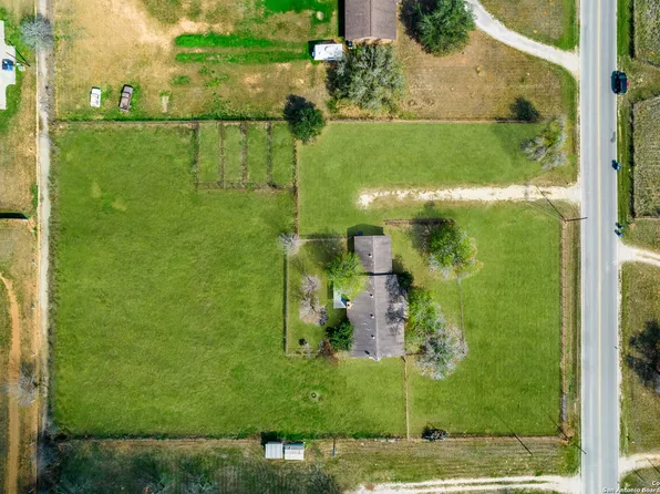 120 PULLIAM DR, Pleasanton, TX 78064