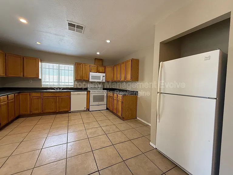 2950 E Mobile Ln — Photo 5