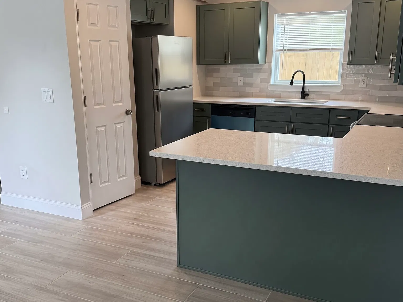 5 bed, 1600 sqft, $2,900 — Photo 2