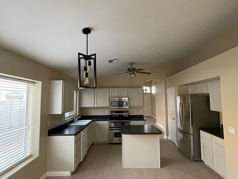 1038 W Tremaine Ave — Photo 2