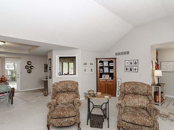 5th image of 410 Hawthorne Dr
