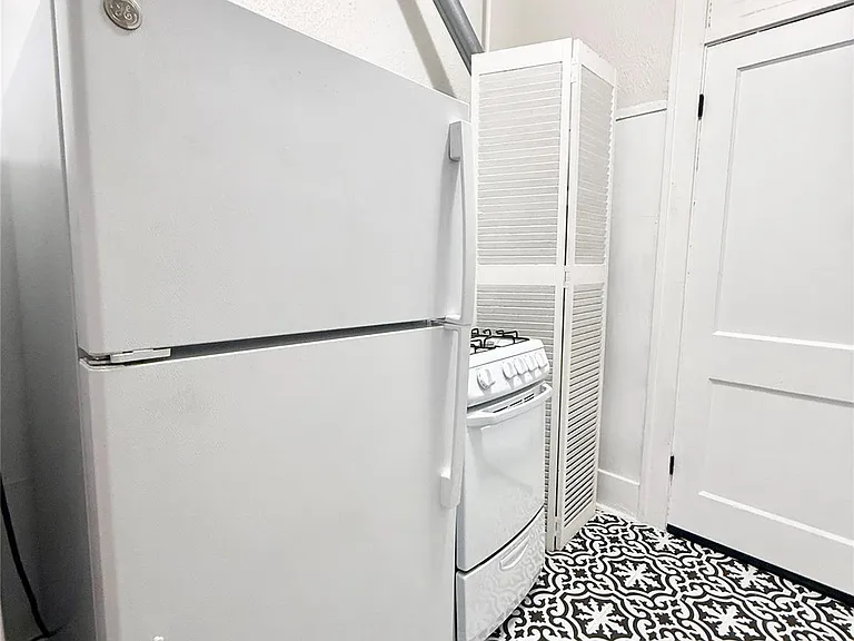 1126 Berthea St #7 — Photo 10