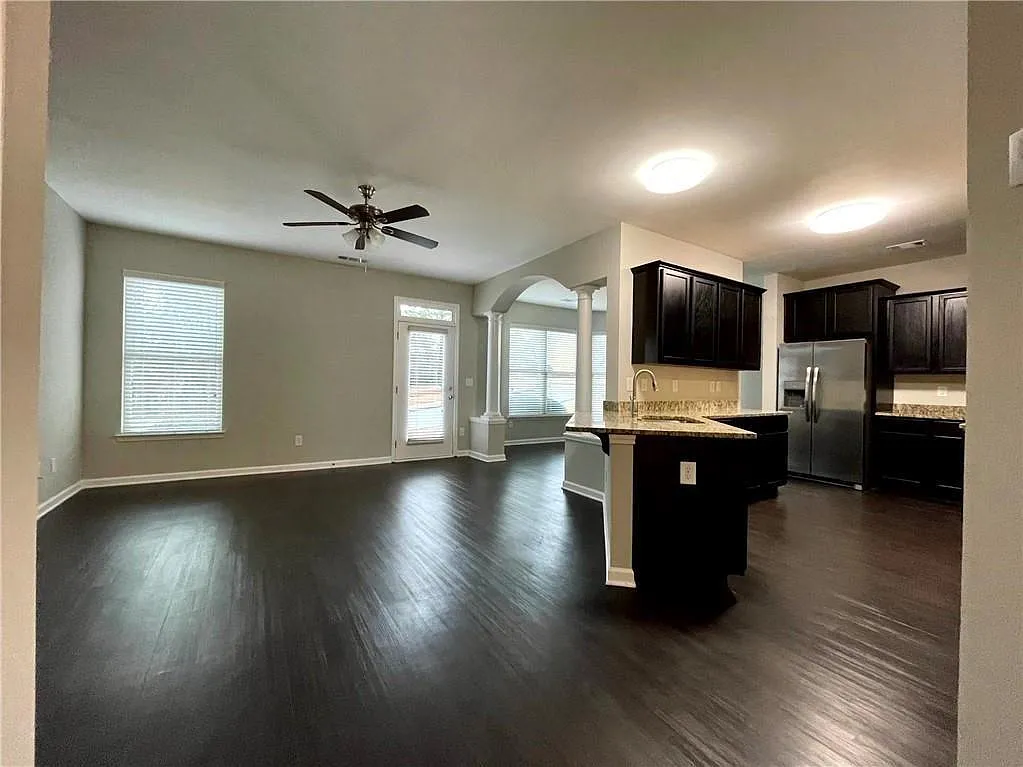 3 bed, 2.5 bath, 1999 sqft, $2,200 — Photo 3