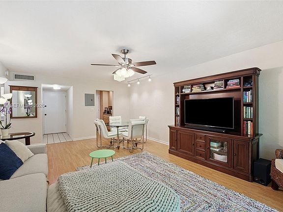 4th image of 1205 Mariposa Ave APT 403