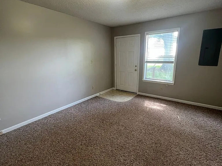 208 Ivie Ln — Photo 9