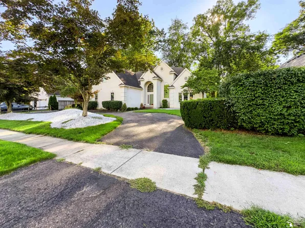 7241 Hidden Valley Dr, Lambertville, MI 48144