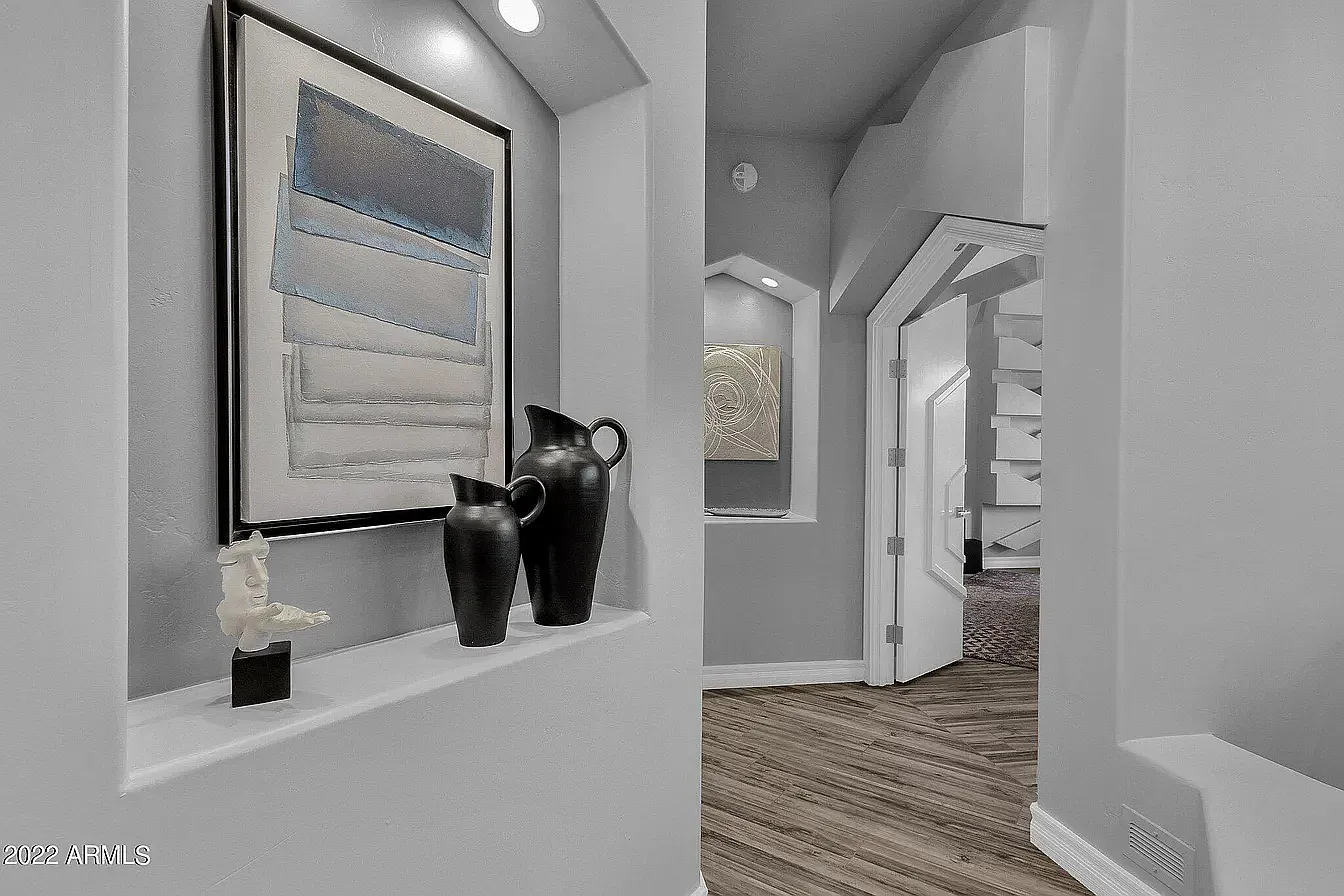5 bed, 5017 sqft, $7,900 — Photo 2