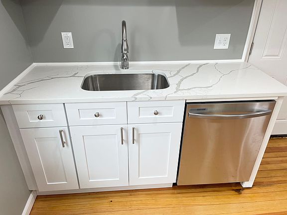 3rd image of 7 Arnold Ave Floor 2