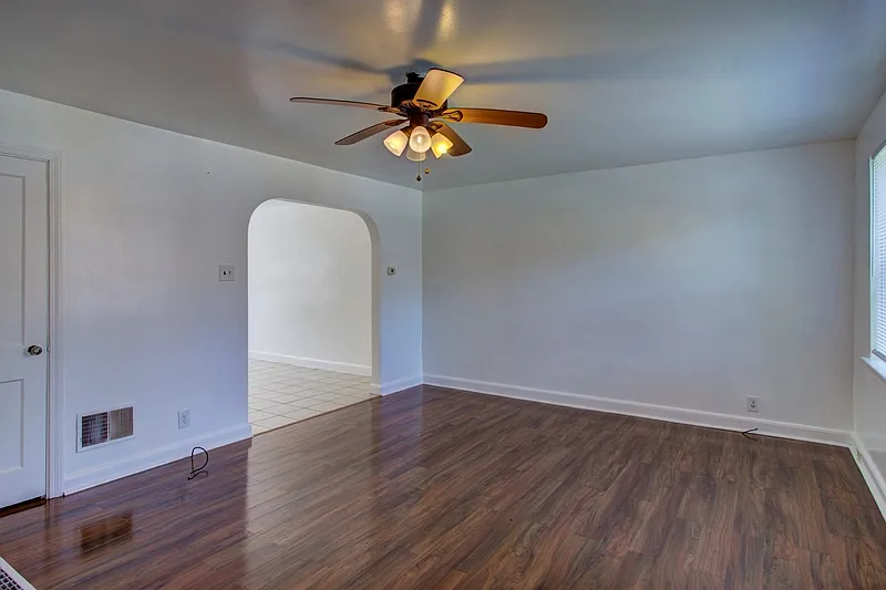 3 bed, 1.0 bath, 1120 sqft, $1,650 — Photo 3