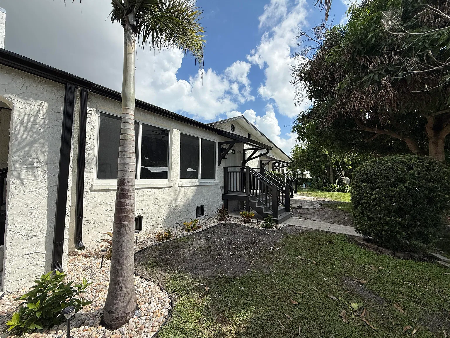 2 bed, 1.0 bath, 1200 sqft, $2,400 — Photo 2