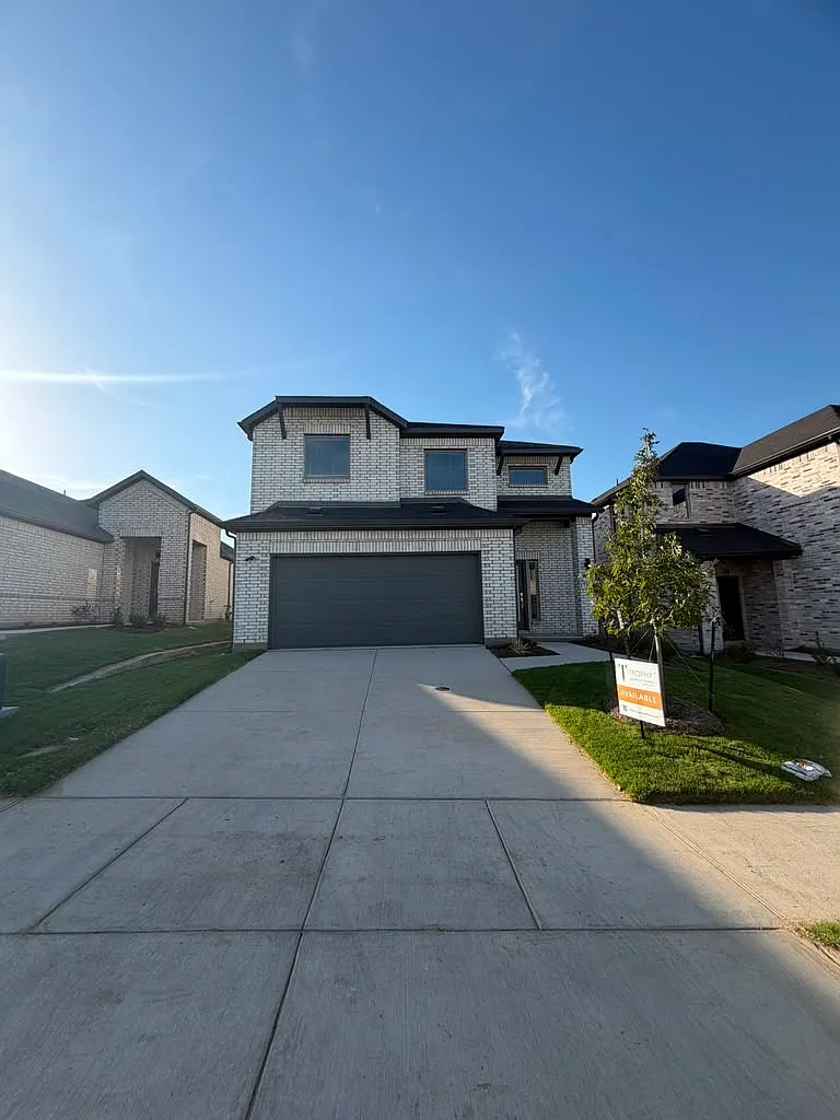 4 bed, 2.5 bath, 2300 sqft, $2,700 — Photo 1