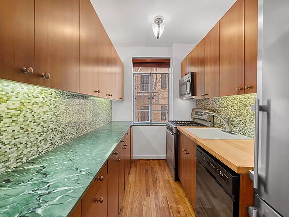 3rd image of 255 W 23rd St APT 1CE