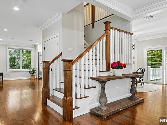 3rd image of 15 Fernwood Dr