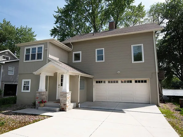 3630 N Shore Dr, Moline, IL 61265