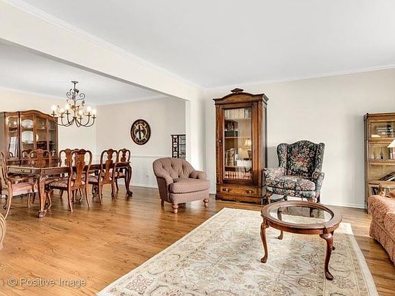 4th image of 900 N Spring Ave