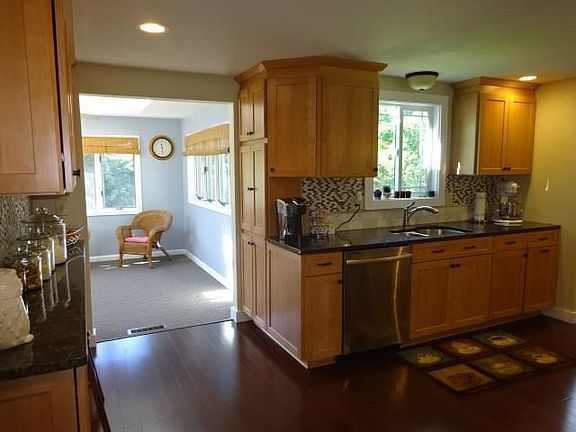 Completely remodeled kitchen with new cabinets and granite!
