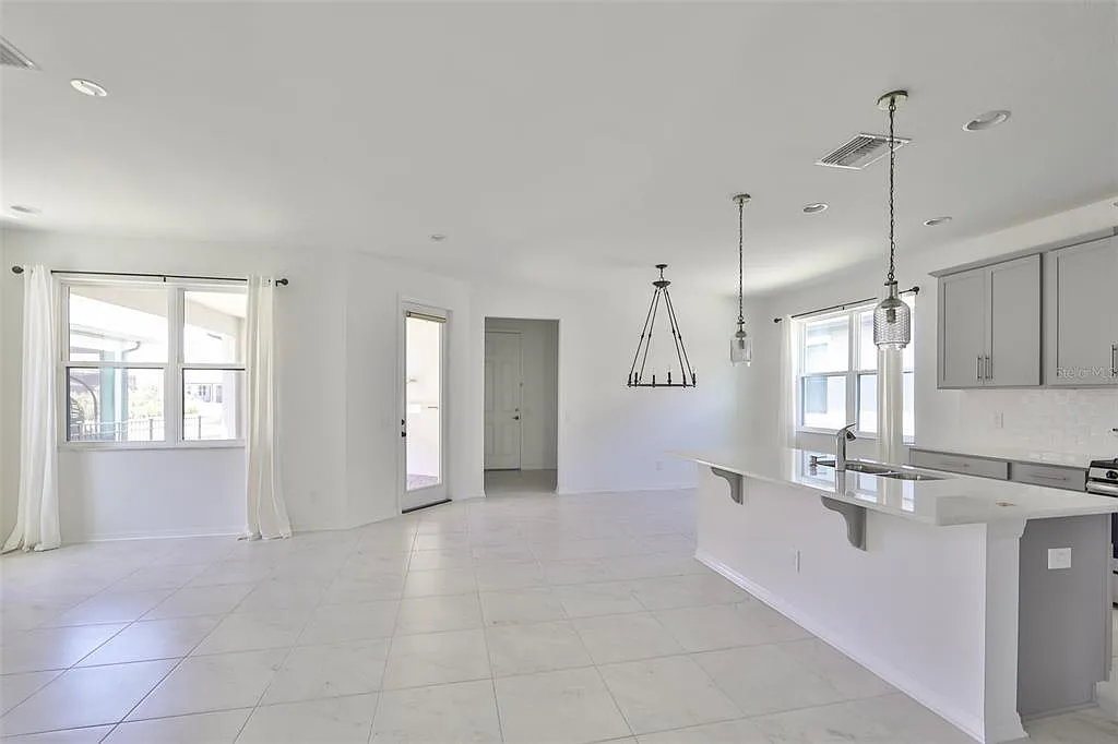 3 bed, 2.5 bath, 2502 sqft, $3,700 — Photo 2