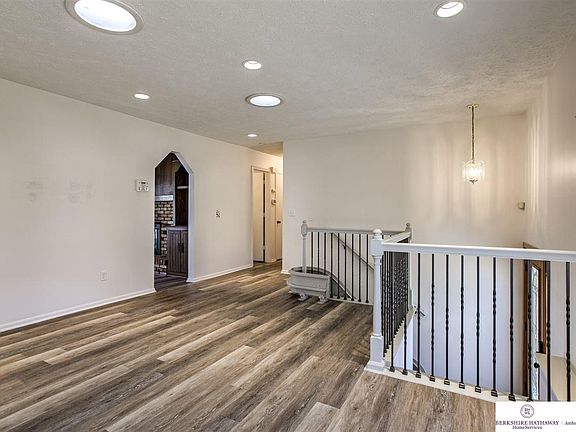 4th image of 15333 Davenport Cir