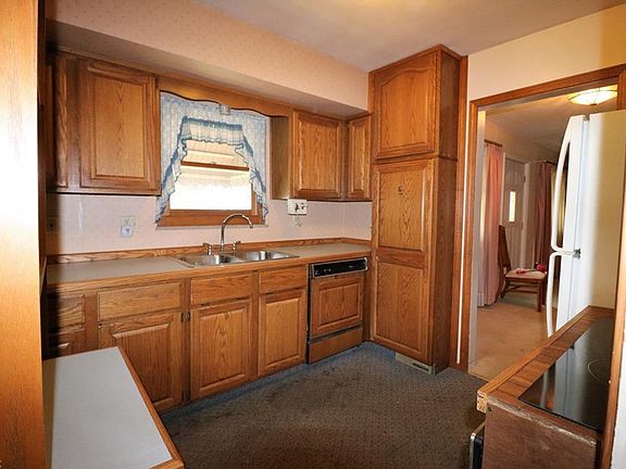 4th image of 155 Parkwood Ave