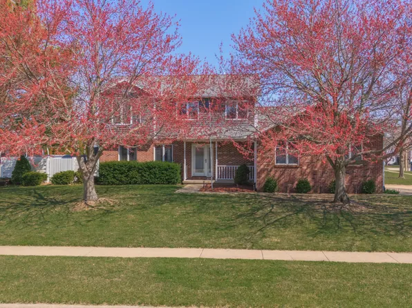 1201 Newcastle Dr, Bloomington, IL 61704
