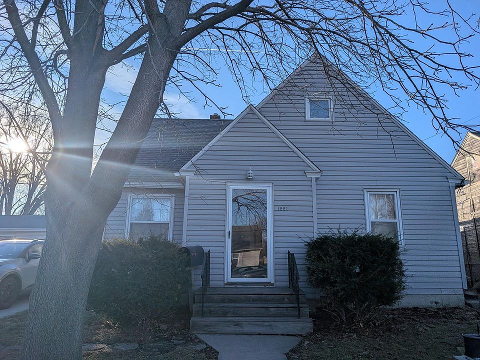 1st image of 1221 8th Ave SE