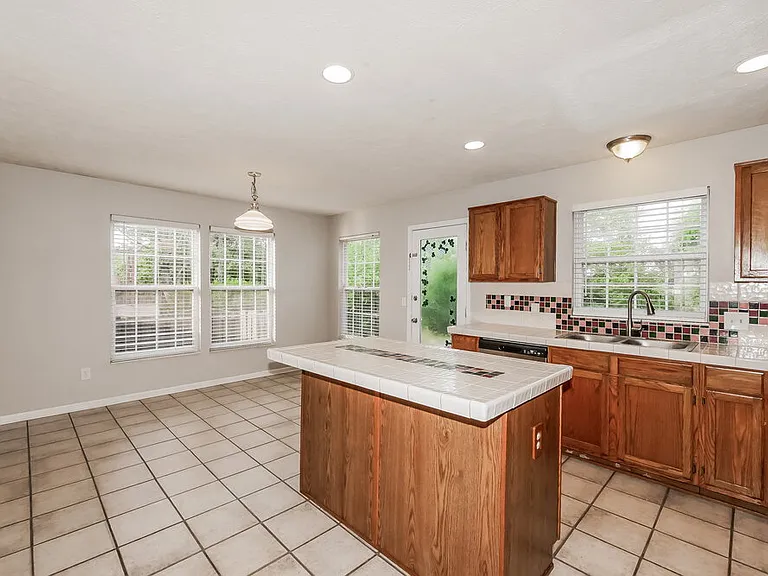 401 Creekstone Dr — Photo 9