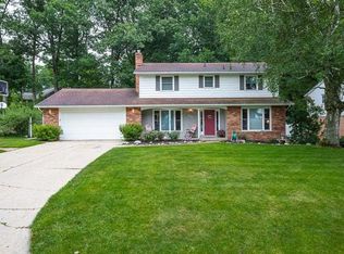 2117 Cascade Dr, Jackson, MI 49203