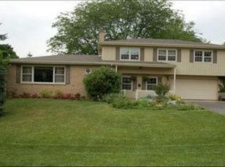 240 Beverly Rd, Barrington, IL 60010