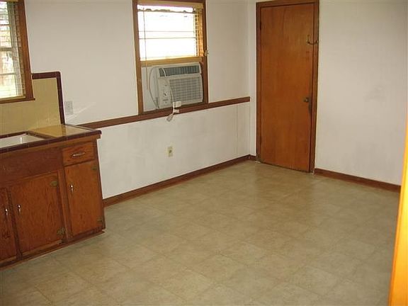 5th image of 2312 Gary Ave