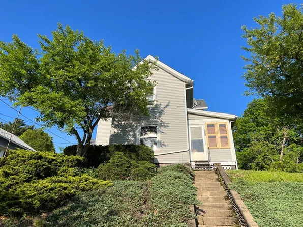 318 N Market St, Loudonville, OH 44842