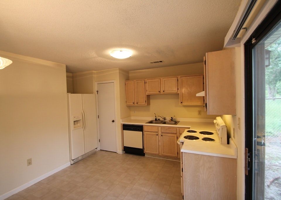 2nd image of 120 Hunt Club Ct