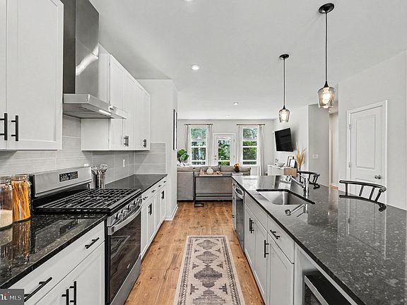 5th image of 427 Snowberry Ln