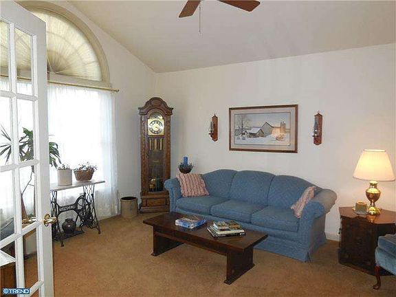 3rd image of 27 Lauren Ln