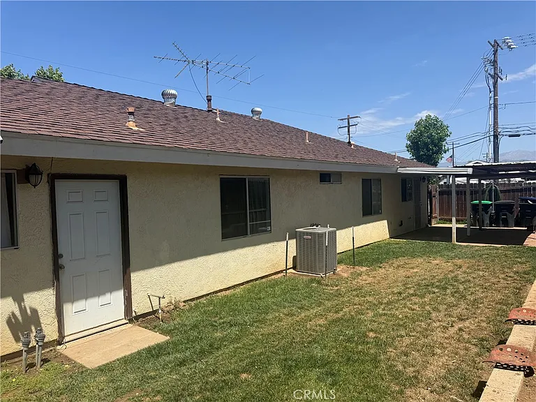 907 Fremont St — Photo 4