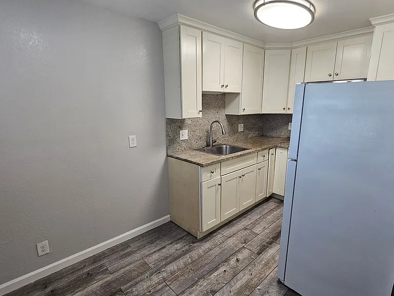 370 N Fair Oaks Ave — Photo 7