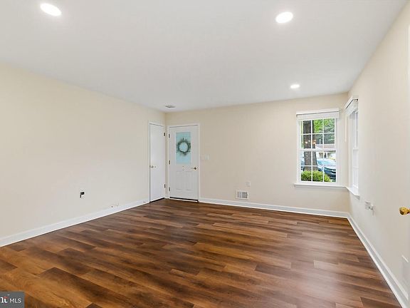 5th image of 5 Abbey Ct
