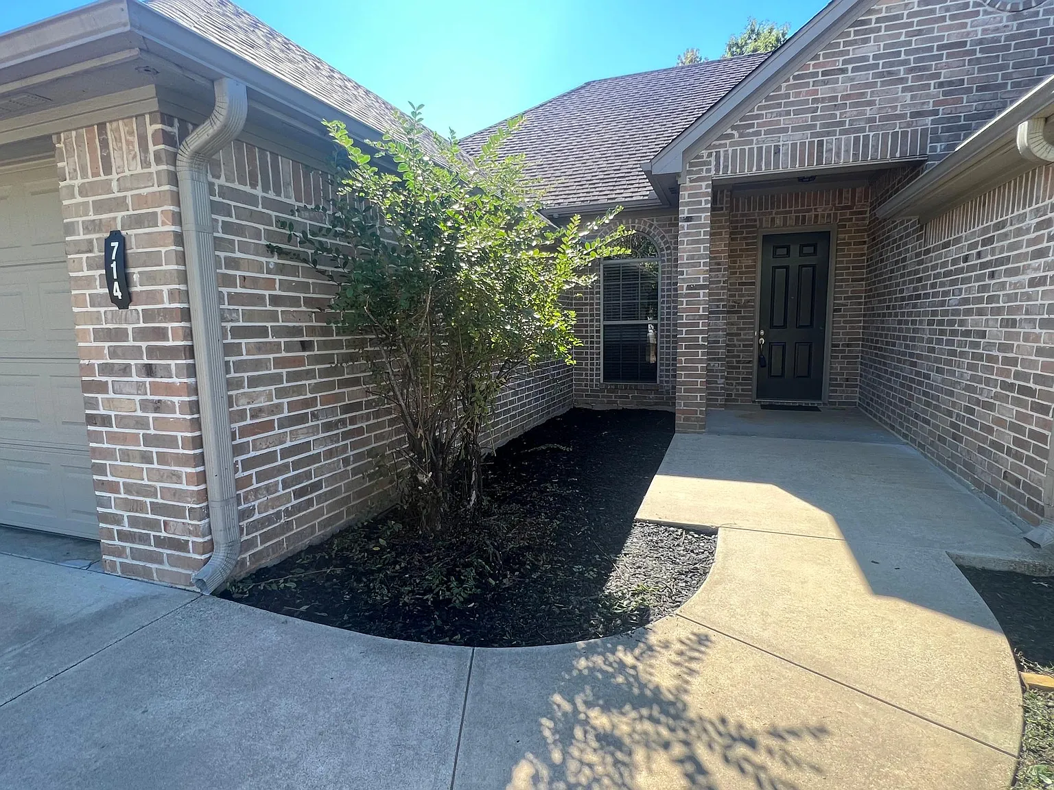714 Hollybrook Dr — Photo 2
