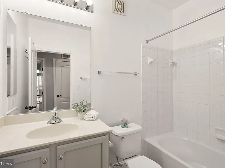 242 N Summit Ave #21 — Photo 49