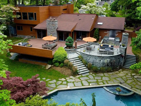 6 Bird Court, East Hills, NY 11576